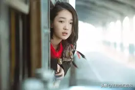 她是现实版“陈念”，走红后遭校园暴力，被迫光脚走路回家图片