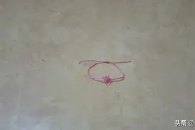 看看如何用绳编手链，漂亮花结手链的编制方法！图片