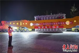 震撼！衡阳两台“巨无霸”同上高速，数百人随行“护驾”图片