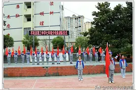 红领巾在胸前飘荡图片