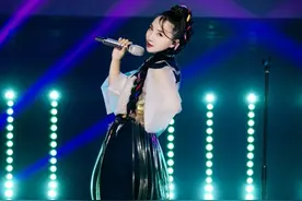 王祖蓝模仿阿朵，却意外撞脸迪丽热巴，网友喊话：快让沈凌来图片