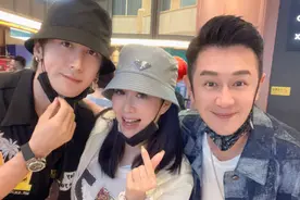 50岁钟丽缇疑怀第四胎！与老公观影衣着宽松，被指肚子凸起很明显图片