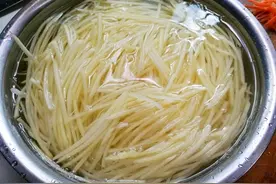 洗土豆时，土豆水都倒了吗？看完以后别倒了，留着还能有大用处图片