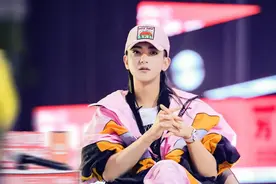 黄子韬“变成女孩子试一下”，惊艳了！颜值堪比迪丽热巴。图片