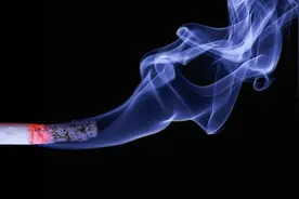迫不得已吸了二手烟，如何减轻对伤害？送你4个方法，洗洗肺图片