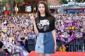 黑白帆布鞋已经被淘汰了，如今潮人都爱关晓彤的“彩虹鞋”，极美图片