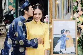 越南小情侣3岁定下娃娃亲，23年后结为夫妻，网友：我酸了图片