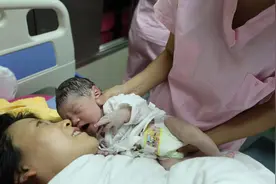 分娩过程被10个实习生围观，孕妇怒了：我是生娃，不是表演节目图片