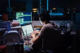 老板总是半夜三点给我发微信，我该怎么办？图片