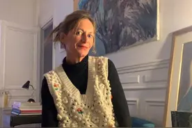 法国单亲妈妈长相显老，靠减龄穿搭美出新境界，优雅从容令人赞叹图片