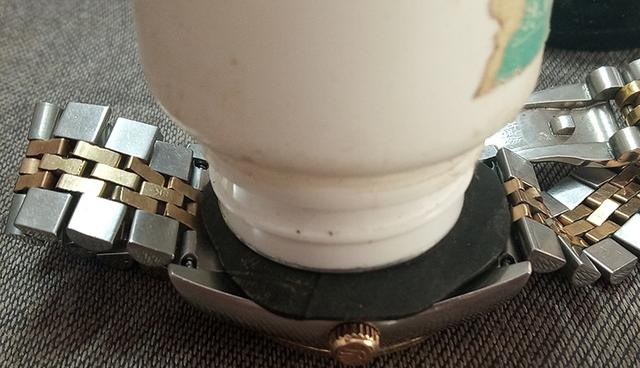 用简单工具开启手表后盖并进行维修