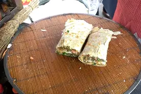 山东大妈摆摊卖小吃，5元一个半斤菜，一天卖出上百个图片