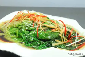 生菜这么做？简单一烫就出锅,成菜翠绿娇嫩,不变色，脂肪悄悄溜了图片