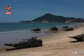 大批05式两栖战车台海演练，性能世界最强，可消灭对岸滩头火力点图片