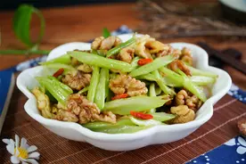 高考前“费脑子”，核桃和这2样炒一盘，每周吃3次，保持好状态图片