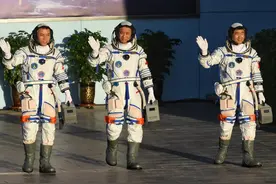 三名宇航员即将回家，身体变化明显，脸有点浮肿，还能站起来吗？图片