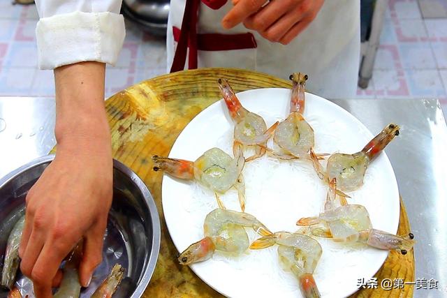 厨师长教你做酒楼大菜：蒜蓉粉丝开边虾，鲜香味美、待客倍有面