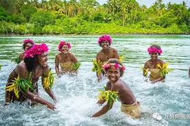 探秘：土著妇女的水鼓击乐图片