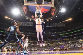 安东尼生涯总得分超越摩西-马龙，位列NBA历史第九图片