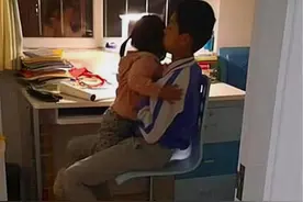 二胎相差13岁，妹妹被骂就跑进哥哥房间，画面温馨却暴露小问题图片