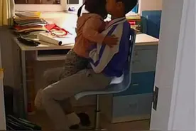 二胎相差13岁，妹妹被骂就跑进哥哥房间，画面温馨却暴露小问题图片