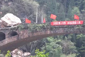 中国“坚强桥”！钻2000个孔放760斤炸药，仍屹立不倒视频封面