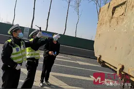 C1驾证竟开渣土车！济南交警将胆大司机查获图片
