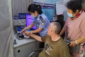 石家庄合作路派出所帮助行动不便老人补办身份证图片