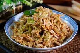 冬天，该吃“乾隆白菜”了，芝麻酱加上几味料，凉拌一下真的香图片