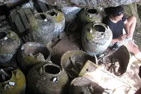 一对夫妻自家院子挖出8只神秘罐子，敲烂后里面的东西让他们傻眼图片