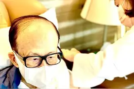 92岁李嘉诚打疫苗，双眼无神瘦到撑不起衣服，小33岁女友未出镜图片