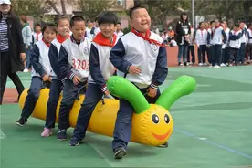 嗨翻天!  舞龙、龟兔、毛毛虫……跑进小学运动会图片