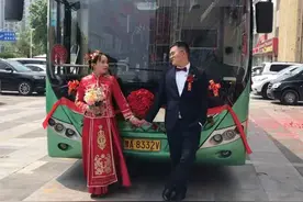 郑州一对新人结婚公交车当婚车，车长是个新郎官图片