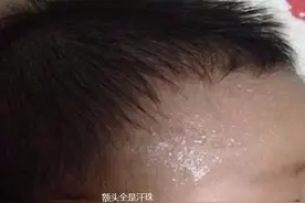 孩子一睡觉就出汗，别总以为是缺钙！父母记住3个“关键词”图片