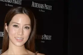 徐子淇当贵妇也注重身材管理，短裙挖俩“洞”，却透不出赘肉图片