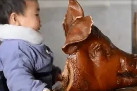 2岁萌娃抱着熟猪头猛啃，宝妈尴尬又无奈，“过程也太残忍了”图片