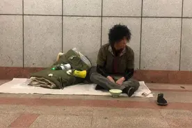 “五阿哥”乞丐造型曝光，蓬头垢面似犀利哥，网友直呼不敢认图片