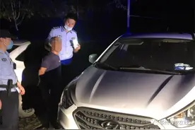 男子深夜“拉车门”遭举报  鄂州警方抓获惯偷带破系列案件图片