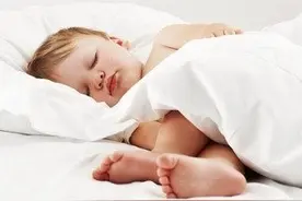宝宝踢被子不是因为热，背后隐藏“信号”要看懂，有些病耽搁不得图片