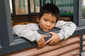 家里盖房子，奶奶刚一转身2岁孙子从台阶上滚落，孩子一辈子毁了图片