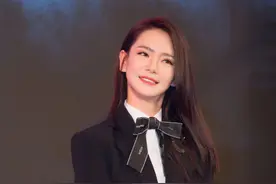 戚薇出席某活动，温婉得体，气质优雅，给人眼前一亮图片