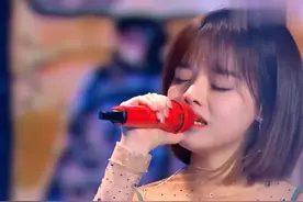 #黄霄云 现场版更好听图片