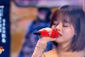 #黄霄云 现场版更好听图片