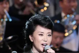 女儿是父亲的“小棉袄”，萨日娜每唱《父亲》，总是内心在流泪图片