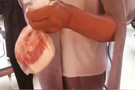 河南一盲人大爷买猪肉，老板娘假装找零把钱又退给老人给其免单图片