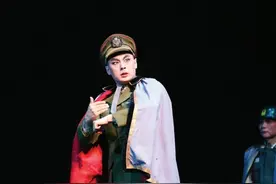 样板戏《奇袭白虎团》再次上演，原主角“严伟才”移居美国引争议图片
