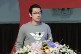 胡歌参加上戏开学典礼，向新生致辞太谦虚，发际线上移仍显少年气图片