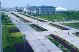 武汉两高校隔路相望，校名都名不副实，实属少见图片