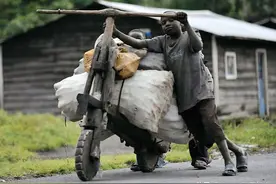 非洲刚果的人力木头车，运货一趟挣10美元，有了木头车就能娶媳妇图片