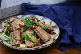 煎带鱼时，别直接下锅！多做这1步，鱼皮不破还省油，没腥味图片